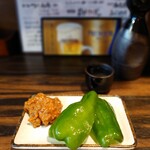 Motsuyaki Enjin - 料理①本日の一品目は「自家製 肉味噌 180円+ピーマン 100円」×「新潟 寶の山 熱燗 大760円」でいただきました~。