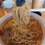徳島ラーメン 麺王 - 生たまごを絡めてずるずる(^^)