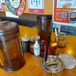 徳島ラーメン 麺王 - ラーメンを食べる前の卓上