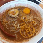 徳島ラーメン 麺王 - またまた生たまごをぱかっ(笑)