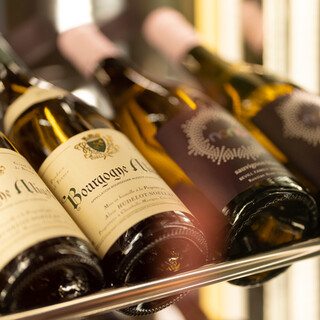 鉄板焼きが最大限に際立つワインを、専属のソムリエがご提案