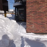 すき家 - 外観　２　雪で店へ路が狭い　【　２０１４年３月　】