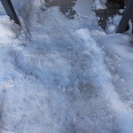 Sukiya - 外観　４　玄関入り口　雪で斜めになり滑りやすい　【　２０１４年３月　】