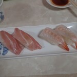 Sushi Wakatake Maru - (左から)マグロ・生エビ