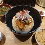 Kakunidonseｎmonten kakuton - 角煮丼（普通盛）トッピング付（温玉）