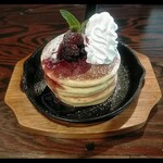 Saitaniya - タワーパンケーキ(ミックスベリー)858円  綺麗(*´﹃`*)