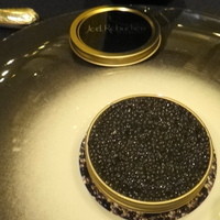 ガストロノミー ジョエル・ロブション - アミューズのキャビア、下にコンソメゼリー、蟹が入ってます。