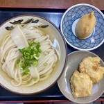 讃岐うどん いわい - コレで¥750-(税込)※うどん(ひやひや/中)¥500-/とり天¥150-/稲荷¥100-/