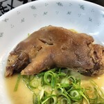 でこ助 - でこ助　豚足煮ネギどかした