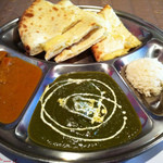 インド・ネパール料理 スナオール - Cランチ￥950　チーズナンorライス・ほうれん草チキンカレー・日替わりカレー（ミックスベジタブル）・小ライス・サラダ・ソフトドリンク