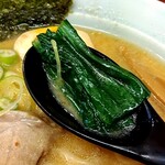 みそ助 - 丼の中でひと際鮮やか緑は「ほうれん草」❗