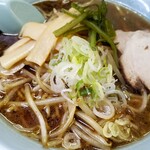 正油ラーメン。茎ワカメが良い仕事してます♪