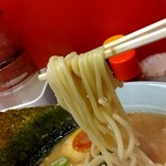 みそ助 - 麺リフト⤴️中太麺はスープを絡めてツルッと啜れて旨し♥
