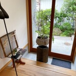 日々の料理 - 入口、靴のまま入店します。