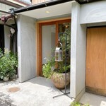 日々の料理 - 通路奥に店舗の入り口が。