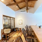 日々の料理 - 勾配天井にあらわしの梁、このアンティークチェアーはイギリスのこだわりのもの。