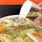 新ちゃん - かたい焼そば　酢を投入！