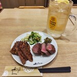 牛たん炭焼利久 - 牛たん焼（味噌味、3枚6切）［2,013円］、牛たん極焼（2枚4切）［1,958円］、角ハイボール（男前、濃いめ）［429円］ 