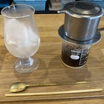 ベトナム食堂 そら屋 - ベトナムアイスコーヒー(抽出中•ビーカーの底に練乳がたっぷり)