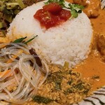 旧ヤム邸 - ニラと豆腐の中華風鶏キーマにキクラゲと春雨のナムルのせ