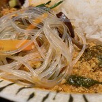 旧ヤム邸 - ニラと豆腐の中華風鶏キーマにキクラゲと春雨のナムルのせ