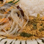 旧ヤム邸 - ニラと豆腐の中華風鶏キーマにキクラゲと春雨のナムルのせ