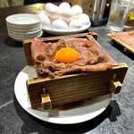 駄目な隣人 - 黒毛和牛せいろご飯。卓上の生卵は無料・食べ放題。