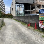 Sagamihara 欅 - 駐車場の入口。餃子の満州の向かいにあります。左手に4台分あります。