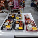 Shokudou Keyaki - 食堂手前のコンビニで購入した商品も、電子レンジがある食堂でいただくことができます。お味噌汁60円。お茶無料。