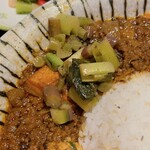 旧ヤム邸 - バルサミコで煮込むベーコンの牛豚キーマにいろいろ山菜のアチャール添え