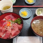 みなと市場 小松鮪専門店 - マグロ赤中丼