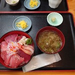 みなと市場 小松鮪専門店 - 三種赤身丼