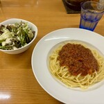 Foku Dansu - 自家製サラダ(200円)とトマトソースパスタLサイズ(950円)