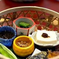 懐石 古都 - 左から時計回りに、佐渡天然もずく。 スナップエンドウと小松菜のおかか醤油和え。 小糸在来豆腐生姜味噌。 真ん中が僕の大好きな、じゃこ煮。 本日は、若摘み実山椒と梅で味付け。 塩梅が完全に酒肴向き。 どれも小さくてわずかな量だけど、一口で食べ終わるのはもったいない。