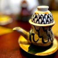 懐石 古都 - 土瓶蒸し。 本日は、淡路の活〆鱧、舞茸、木の芽。 またまた美味しい。 この出汁だけで2合は飲める。 前回同様、ひと手間加えた鱧はとろりと蕩ける食感。 木の芽の蒼く突き抜けた香りが日本人のDNAを覚醒させます。