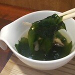 キッチン ブルー グローブ - 具沢山なワカメ