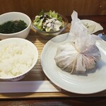 キッチン ブルー グローブ - 鶏もも肉とあさりのカルトッチョ　アレンテージョ風