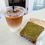 桜島コーヒー&ベーカリー - アイスカフェオレ470円、パウンドケーキ各種190円