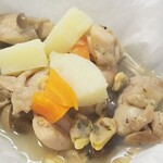 キッチン ブルー グローブ - 反対側から、鶏肉、あさり、ポテト、人参が見えます