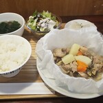 キッチン ブルー グローブ - 袋を開けると、鶏もも肉とあさりのカルトッチョが出てきます