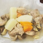 キッチン ブルー グローブ - 鶏もも肉とあさりのカルトッチョのアップ