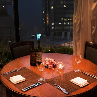窓際のテーブル席で景色を見ながらゆったりとお食事をお楽しみいただけます。