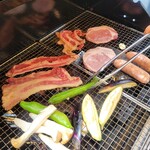 BACK YARD Brooklyn Park Yokohama - BBQしてます、馴れてないけど(笑)機材が良いので、こげたりしなくて、うまく焼けた❗