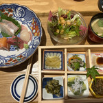 Kyouto Nijou Saryou - 本日のお造り膳２１７８円。がんこ寿司の新業態と知ったのは会計時。お寿司屋さん母体にしては、お造りがスタンダードすぎるかな。