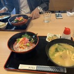 Osakana Teishoku Asageya - 味噌に油揚げが追加された頃の海鮮丼セット。この他出汁等の味も徐々に改善されていっている。