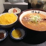 すみれ - 平日限定、味噌ラーメンランチ、今日は鬼飯で。平日限定のランチはごはんもの3つのうちから1つを選べます。ラーメン屋さんのカレー、すみれ味噌明太子ご飯、鬼飯。ねぎを追加♡