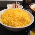 すみれ - 鬼飯は、ししとうの辛子醤油漬と、錦糸卵をのせたごはん。こちらは錦糸卵をのせたごはんです。