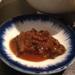 すみれ - 鬼飯は、ししとうの辛子醤油漬と、錦糸卵をのせたごはん。こちらがししとうの辛子醤油漬。これがしっかり刺激的。卓上には唐辛子や柚子胡椒もあるけど、また異なる辛さで面白い。