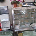 一竜軒 - 店奥のおにぎり棚＆ウォーターサーバー
