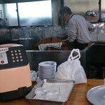 一竜軒 - 厨房で一生懸命働く大将♪